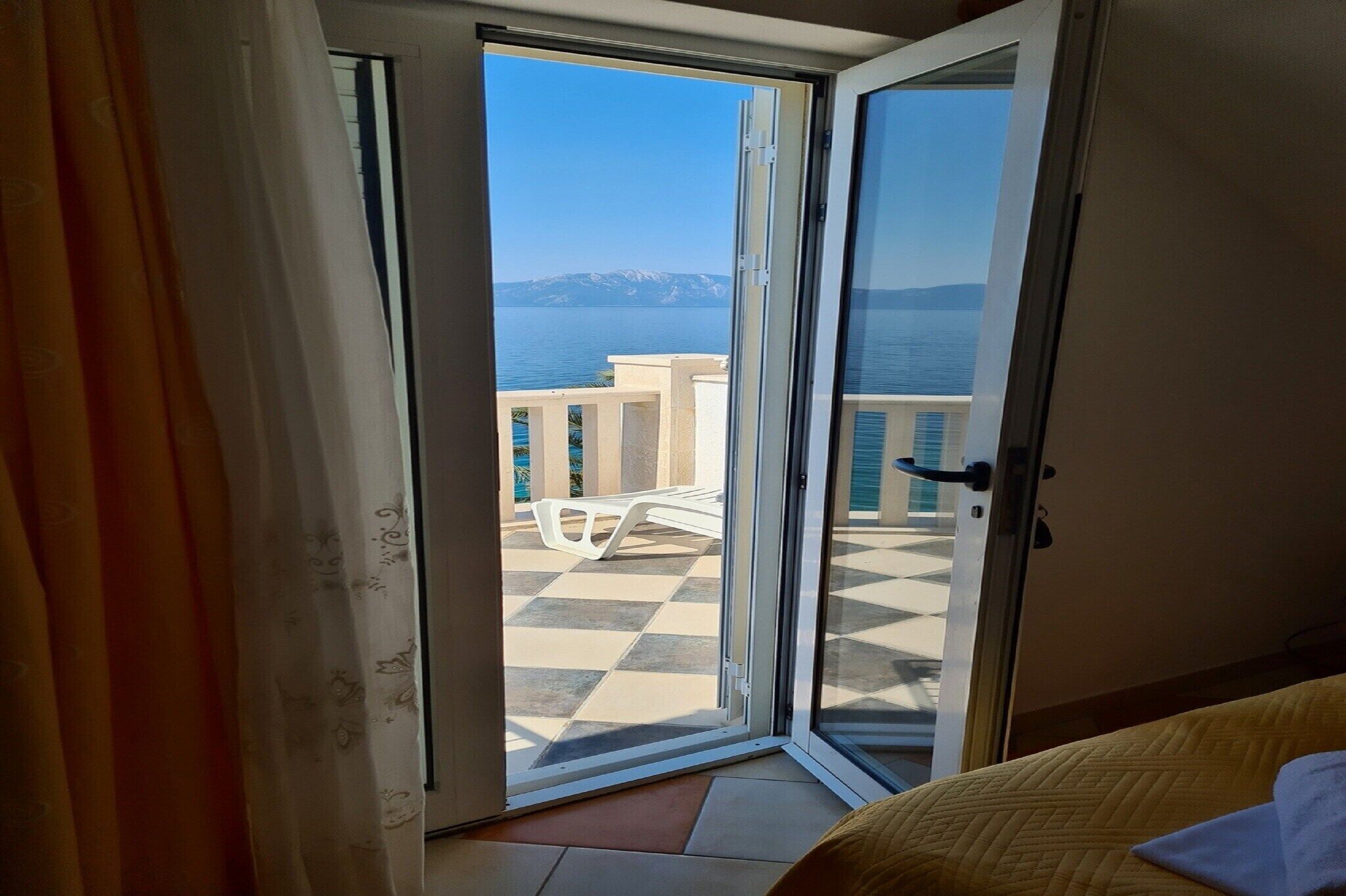 Travel crib, free WiFi