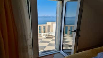 Travel cot, free WiFi