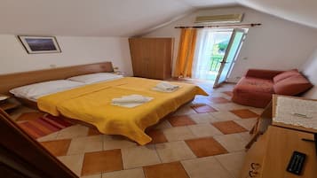 Travel cot, free WiFi