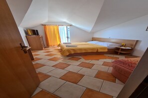 2 bedrooms, travel cot, free WiFi