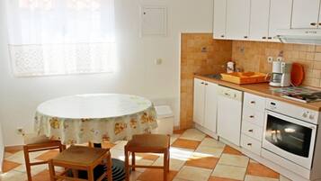 KylskÄp, mikrovÄgsugn, ugn och spishÀll