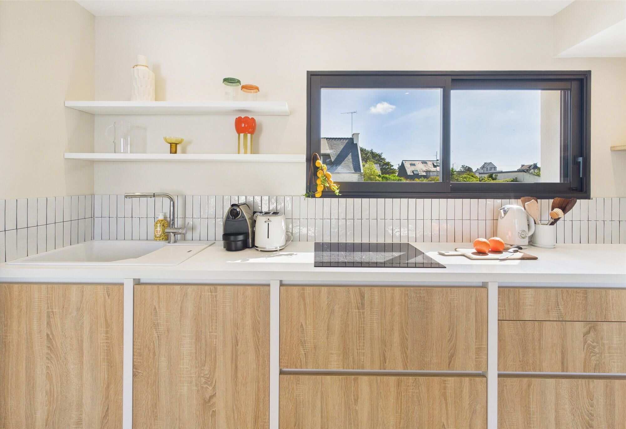 Micro-ondes, four, lave-vaisselle, cafetière/bouilloire