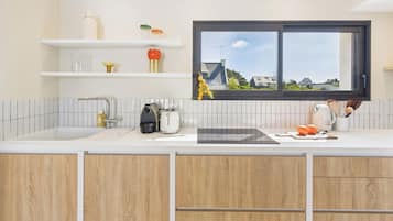 Micro-ondes, four, lave-vaisselle, cafetiĂšre/bouilloire