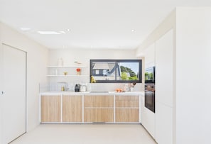 Microwave, oven, dishwasher, coffee/tea maker