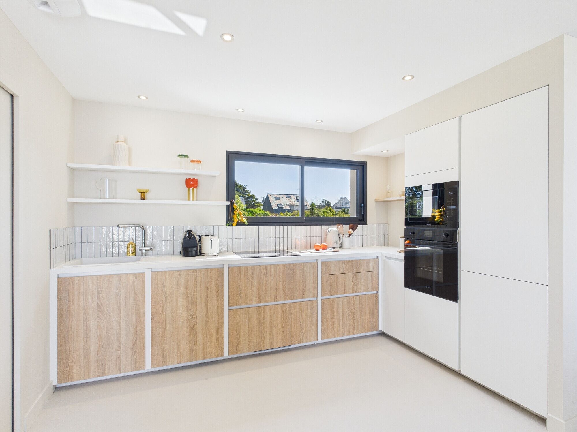 Mikrowelle, Ofen, Geschirrspüler, Wasserkocher mit Kaffee-/Teezubehör