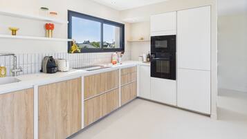 Microwave, oven, dishwasher, coffee/tea maker