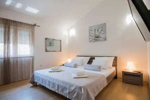 Iron/ironing board, travel cot, free WiFi