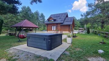 Tina de hidromasaje al aire libre