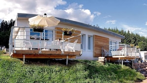 A modern house with a wooden deck and a balcony. - Apartment in Saales With Heated Pool (Saales)