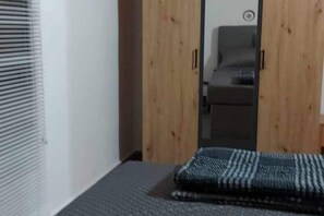 Travel crib, free WiFi