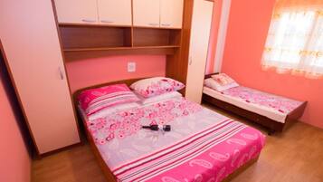 1 bedroom, travel cot, free WiFi