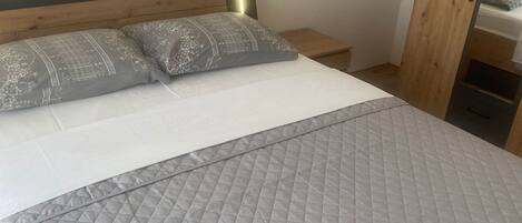 3 bedrooms, iron/ironing board, travel crib, WiFi (free)