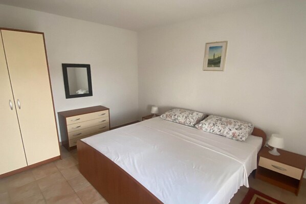 3 bedrooms, iron/ironing board, travel crib, free WiFi