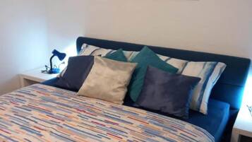 1 habitación, tabla de planchar con plancha y cuna de viaje