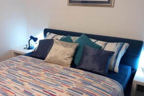 1 habitación, tabla de planchar con plancha y cuna de viaje 