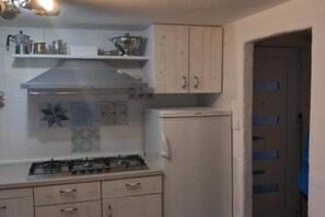 Refrigerador, microondas, placa de cocina, lavavajillas