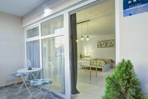 Outdoor dining - Studio Apartment with Terrace Leona (Senj)