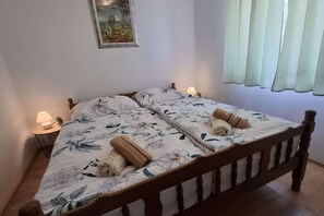 2 bedrooms, iron/ironing board, free WiFi