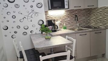 Refrigerador, microondas, placa de cocina, lavavajillas