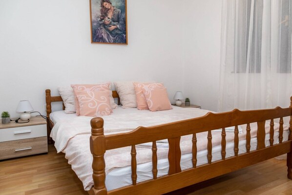 2 bedrooms, iron/ironing board, free WiFi