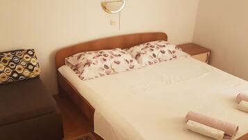 2 bedrooms, iron/ironing board, travel crib, WiFi (free)