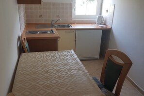 Kjøleskap, mikrobølgeovn, ovn og kokeplater