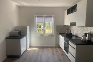 Wasserkocher mit Kaffee-/Teezubehör, Kühlschrank, Mikrowelle, Ofen