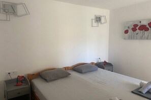 2 bedrooms, iron/ironing board, travel cot, free WiFi