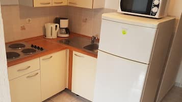 Cafetière/bouilloire, réfrigérateur, micro-ondes, plaque de cuisson