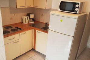 Kühlschrank, Mikrowelle, Herdplatte, Wasserkocher mit Kaffee-/Teezubehör
