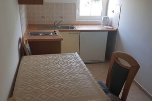Wasserkocher mit Kaffee-/Teezubehör, Kühlschrank, Mikrowelle, Herdplatte