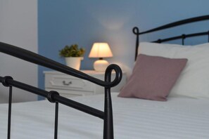 Travel crib, free WiFi