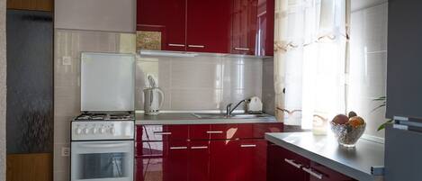 Refrigerador, microondas, horno y parrilla de estufa