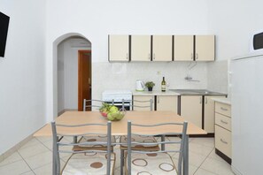 Réfrigérateur, four à micro-ondes, un four, surface de cuisson