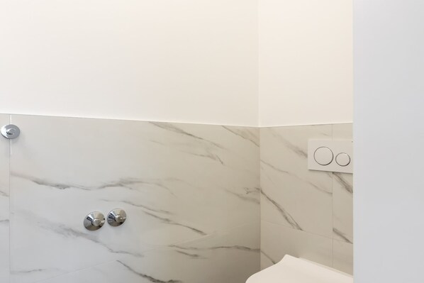 A bathroom with marble walls and a modern shower. - Villa Bonce - Five Bedroom Villa with Private Swimming Pool (Kastel Stari)