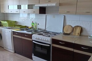 冷蔵庫、オーブン、コンロ、食器洗い機