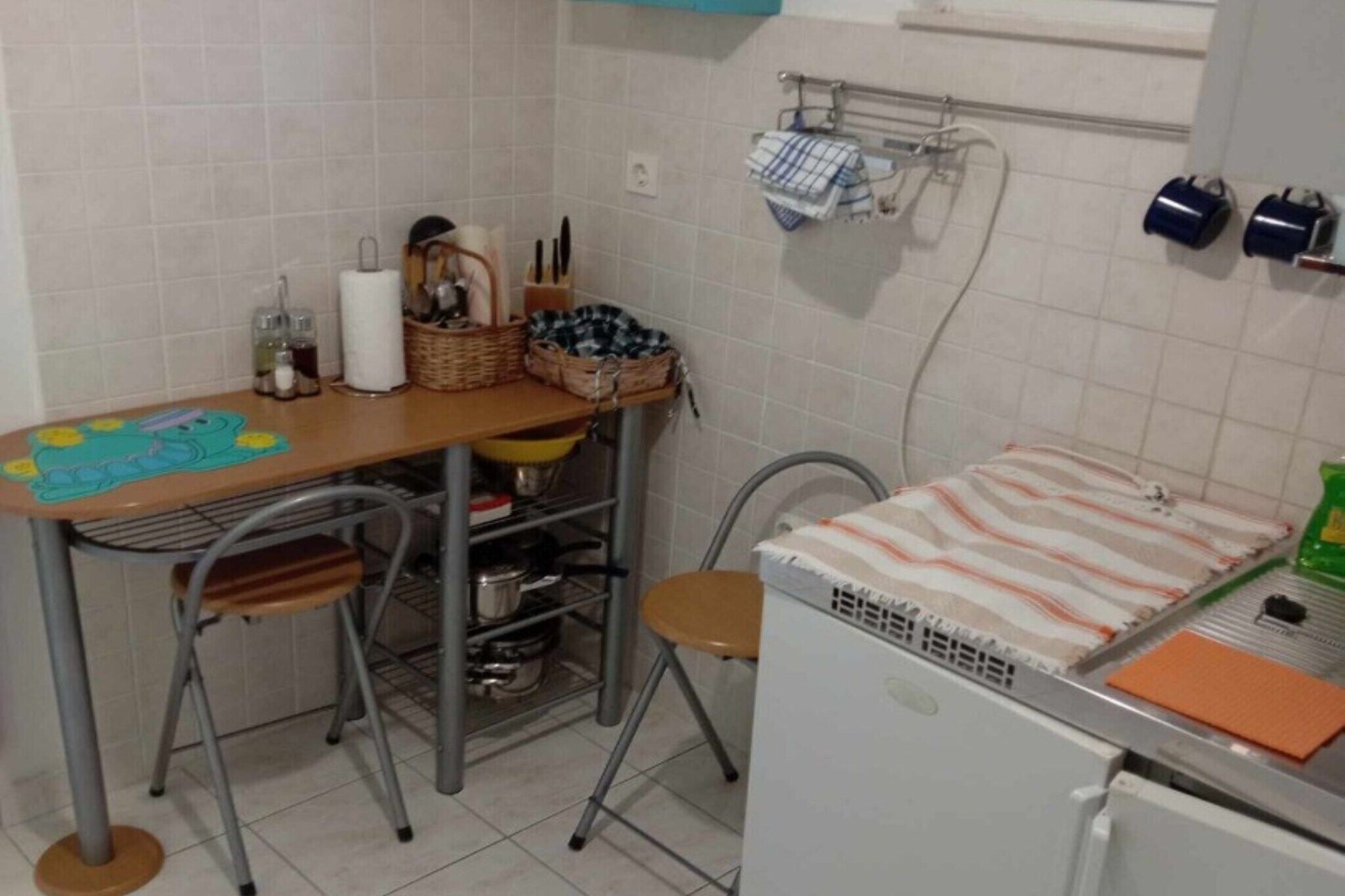 Refrigerador, parrilla de estufa, cafetera y tetera y comedor 