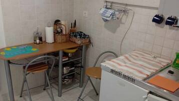 Réfrigérateur, plaque de cuisson, cafetiÚre/bouilloire, tables à manger