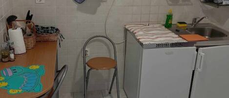 Kjøleskap, kokeplater, kaffetrakter/tekoker og spisebord