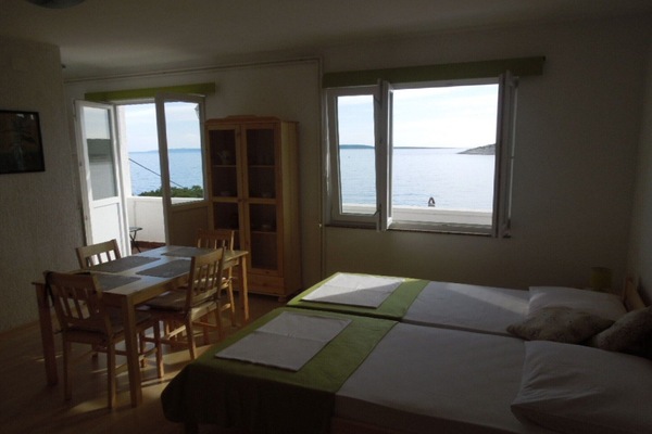 Iron/ironing board, travel crib, free WiFi