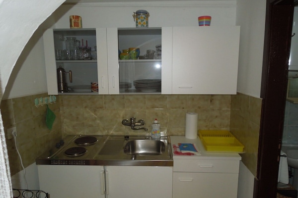 Réfrigérateur, plaque de cuisson, cafetière/bouilloire, tables à manger