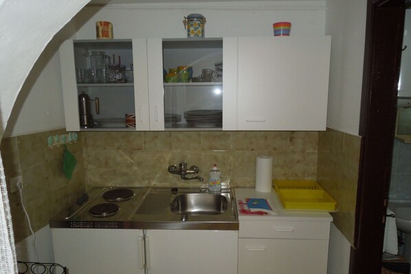 Réfrigérateur, plaque de cuisson, cafetière/bouilloire, tables à manger