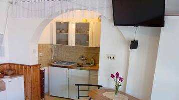 Réfrigérateur, plaque de cuisson, cafetiÚre/bouilloire, tables à manger