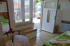 Iron/ironing board, travel cot, free WiFi