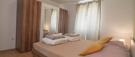 Travel cot, free WiFi