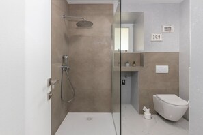 Douche, sèche-cheveux