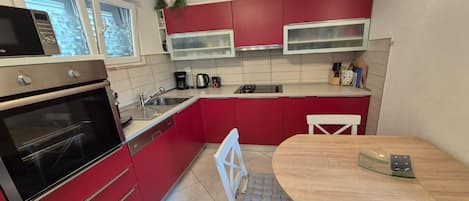 冷蔵庫、電子レンジ、オーブン、コンロ