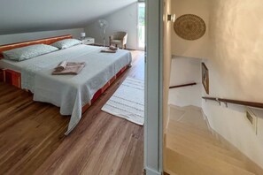 Iron/ironing board, travel cot, free WiFi