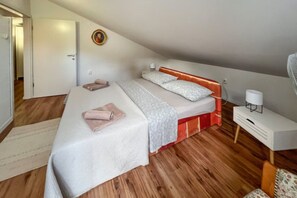 3 bedrooms, iron/ironing board, travel cot, free WiFi - Holiday Home Aurora - Three bedroom Holiday Home (Splitska)
