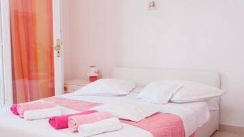 2 bedrooms, iron/ironing board, travel crib, WiFi (free)